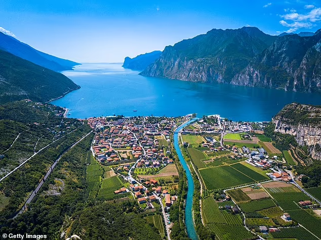 Để gia tăng dân số, theo luật ngân sách quốc gia năm 2024 của Italy, người dân có thể được trả tới 100.000 euro nếu đến định cư ở vùng đất này. Ảnh: GI.