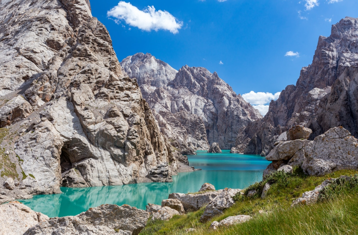 Kyrgyzstan là một quốc gia không giáp biển ở Trung Á. Tuy nhiên, đất nước này có rất nhiều hồ nước. Theo FactsInstitute, quốc gia này có gần 2.000 hồ. Ảnh: Shutterstock.