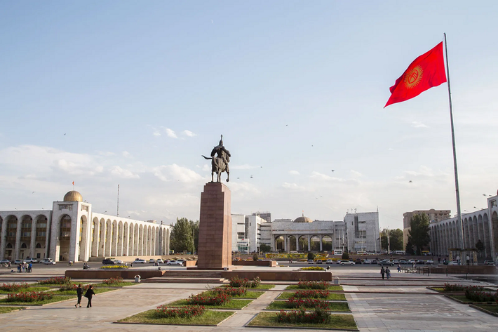 Kyrgyzstan có tên gọi bắt nguồn từ tiếng Turkic "kyrg" (có nghĩa là bốn mươi), và "yz" (có nghĩa bộ lạc) với hậu tố tiếng Ba Tư "-stan" (quốc gia). Tên gọi của đất nước này có nghĩa là "Vùng đất của bốn mươi bộ lạc", ám chỉ 40 gia tộc được thống nhất bởi người anh hùng dân tộc huyền thoại Manas. Ảnh: Brittannica.