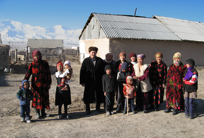Bánh mì được coi là thiêng liêng ở Kyrgyzstan và bạn không bao giờ được lãng phí, vứt bỏ. Ảnh: Wikipedia.
