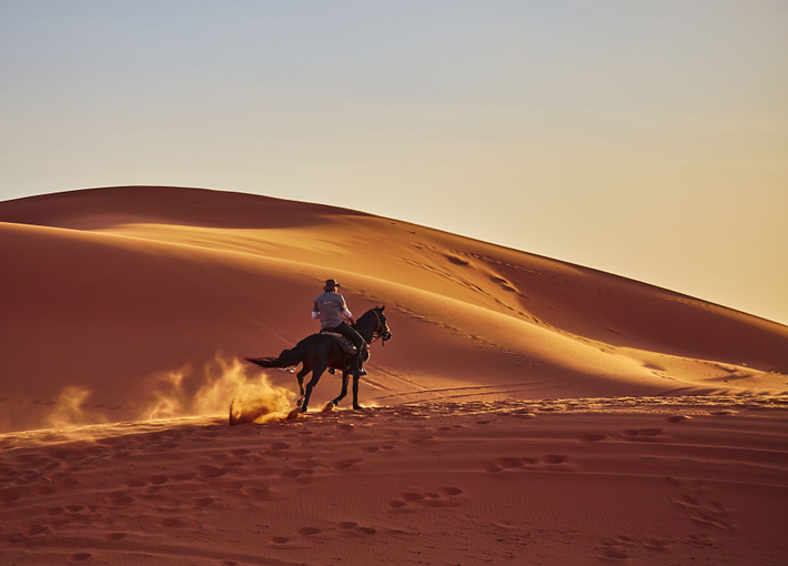 "Thật thú vị khi thấy sự tương phản giữa Marrakech đông đúc và ồn ào với sự cô đơn của sa mạc rộng lớn", nhiếp ảnh gia cho hay.
