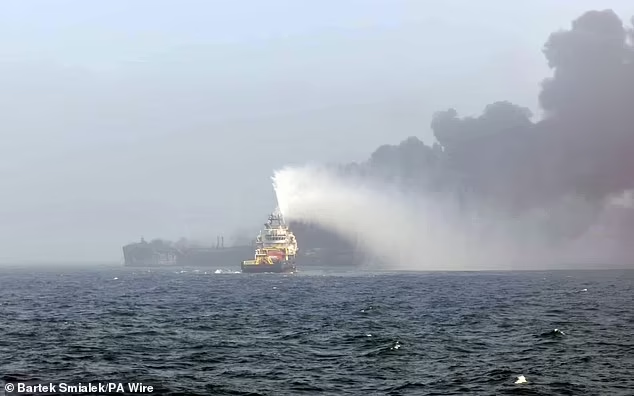 Khi đó, tàu MV Solong chở natri xyanua treo cờ Bồ Đào Nha đã đâm vào một tàu chở dầu cho máy bay phản lực của quân đội Mỹ đang neo đậu. Ảnh: PA.