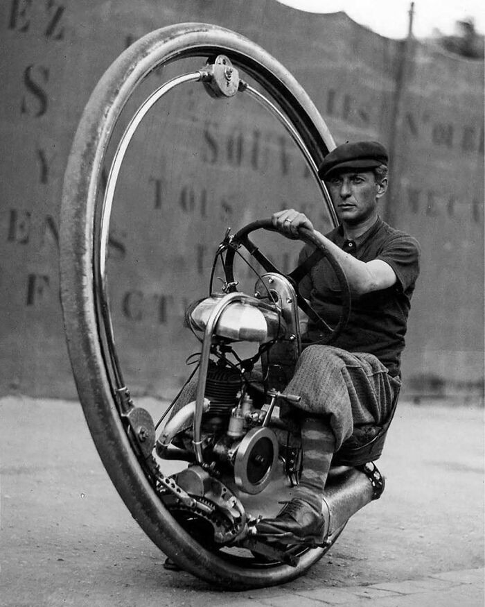 Davide Chislagi, nhà phát minh người Italy, thử nghiệm phiên bản xe một bánh năm 1933.