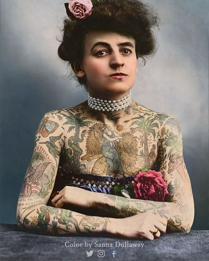 Trong ảnh là Maud Wagner, thợ xăm hình nữ đầu tiên được biết đến tại Mỹ, năm 1907.