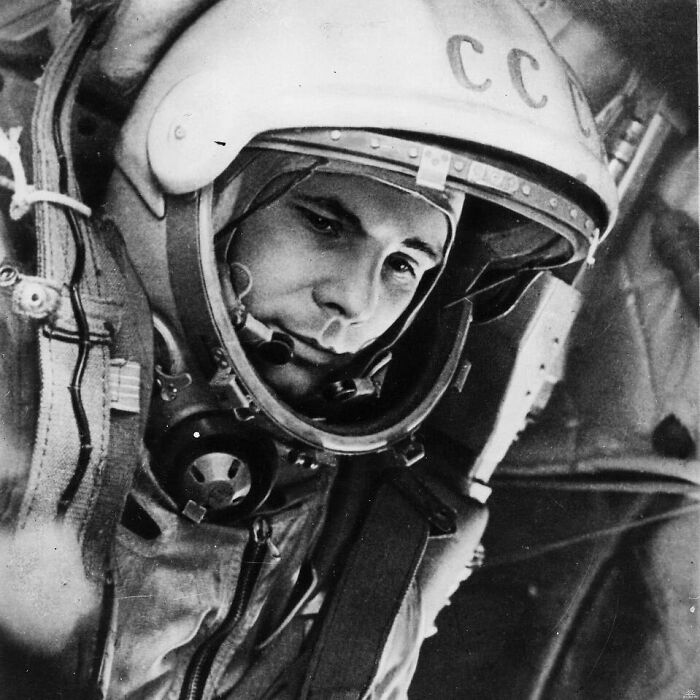 Ngày 12/4/1961, Yuri Gagarin, một phi hành gia Liên Xô, trở thành người đầu tiên trong lịch sử nhân loại thực hiện chuyến bay vào vũ trụ.