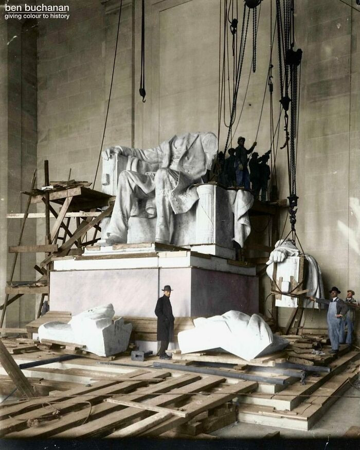 Công nhân lắp ráp tượng Tổng thống Mỹ Abraham Lincoln tại Đài tưởng niệm Lincoln ở Washington, DC, năm 1920.