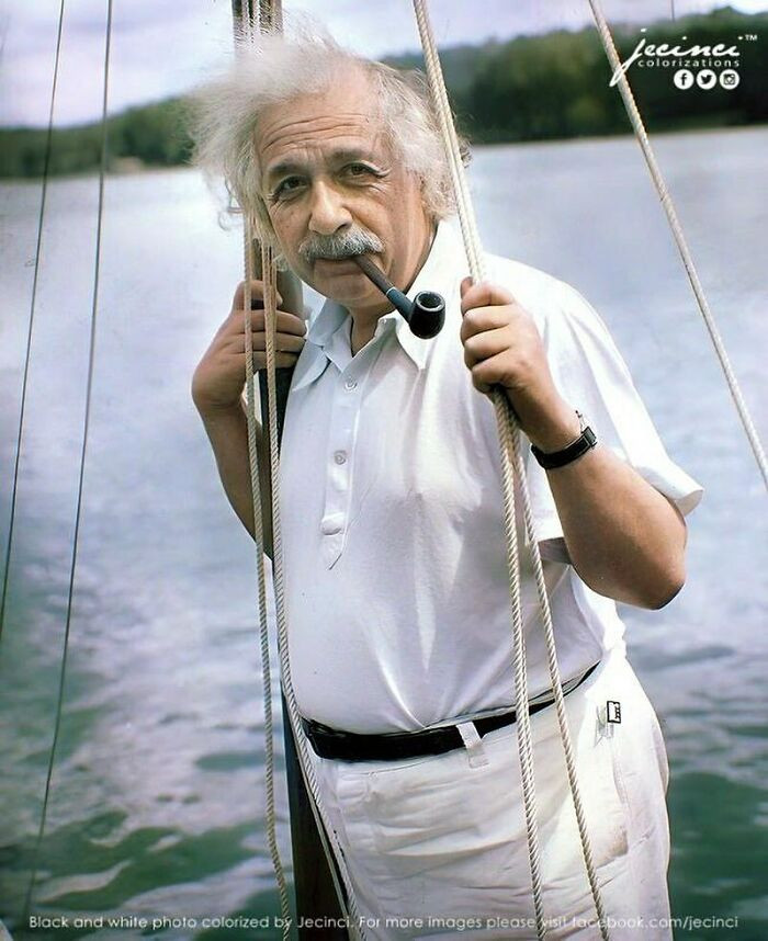 Nhà vật lý Albert Einstein đi thuyền trên hồ Saranac, tại công viên Adirondack, New York (Mỹ), năm 1936.