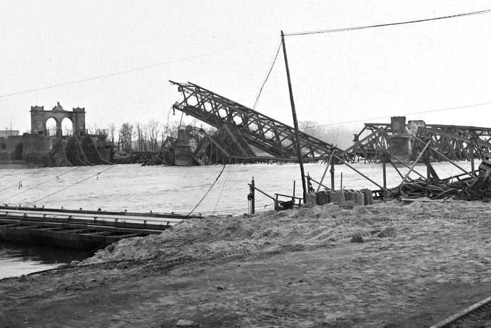Cầu Mannheim-Ludwigshafen nằm trên sông Rhine bị phá hủy.