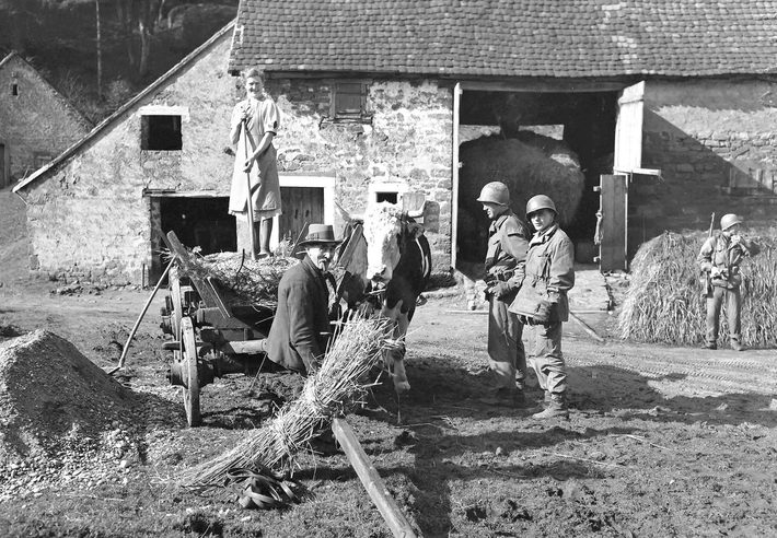 Tại một nông trại ở Dosseinheim, Pháp, tháng 3/1945.