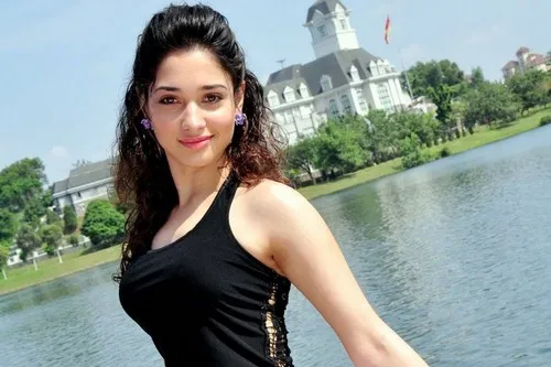 Tamanna Bhatia sinh năm 1989 tại Mumbai, sở hữu thân hình quyến rũ và gương mặt xinh đẹp.