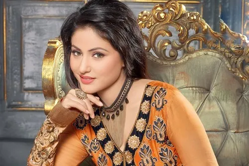 Hina Khan là một nữ diễn viên, nhà sản xuất và người mẫu người Ấn Độ. Cô sinh năm 1987, từng được vinh danh là một trong 50 phụ nữ quyến rũ nhất ở Châu Á năm 2013-2014.