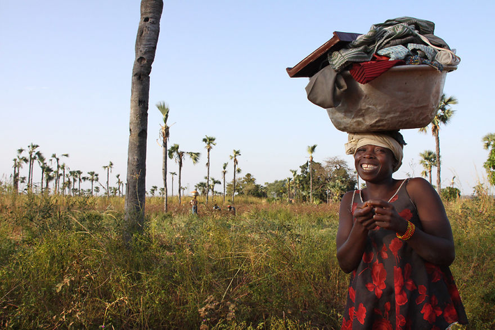 Bức ảnh chụp một người phụ nữ với nụ cười hạnh phúc tại Banfora, Burkina Faso. "Không có ngôi nhà nào đẹp hơn ngôi nhà mà bạn sống hạnh phúc trong đó", một tiểu thuyết gia từng nói. (Nguồn ảnh: BP)