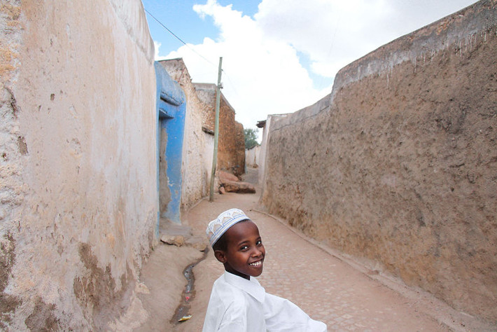 Bé trai cười tươi trước ống kính ở Harar, Ethiopia.