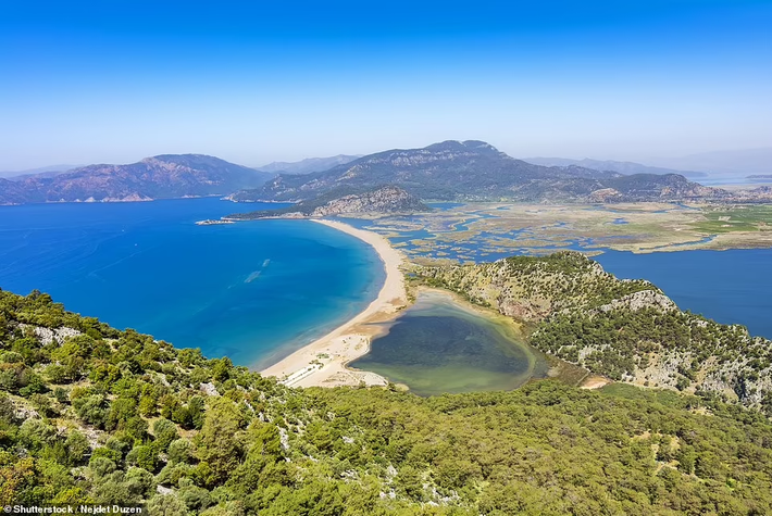 Bãi biển Iztuzu ở Dalyan nhìn từ trên cao.