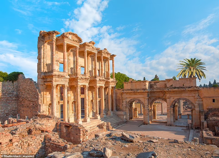 Tàn tích của Thư viện Celsus ở Ephesus - thành phố cổ cũng được UNESCO công nhận là Di sản Thế giới. "Ephesus là một trong những thành phố cổ lớn nhất và ấn tượng nhất trên thế giới", Go Turkiye bình luận.