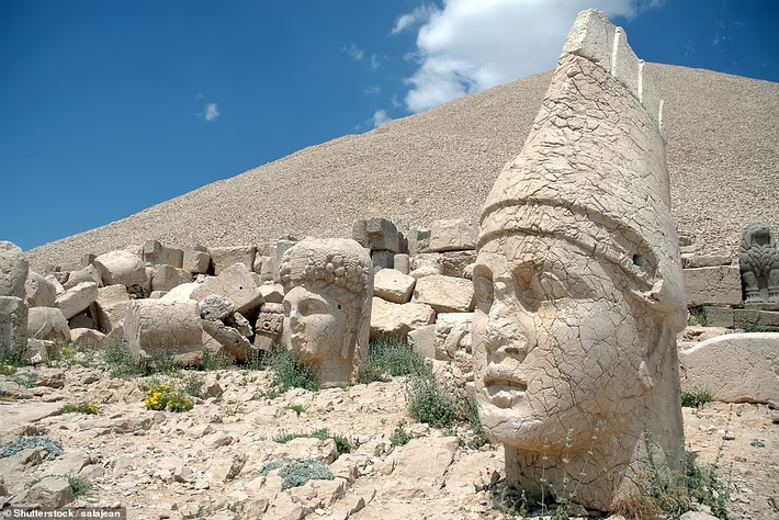 Núi Nemrut, ở đông nam Thổ Nhĩ Kỳ, là "một trong những di tích cổ đại ấn tượng nhất của đất nước".