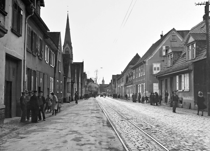 Dân thường tụ tập trên đường phố Weiblingen, gần Heidelberg, ngày 31/3/1945.