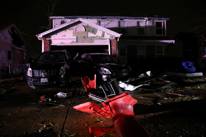 Theo Poweroutage.us, gần 300.000 khách hàng hiện không có điện tại 5 tiểu bang là Missouri, Illinois, Indiana, Texas và Arkansas do ảnh hưởng của bão và lốc xoáy. Ảnh: Reuters.