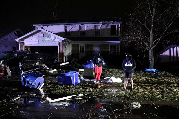 Người dân kiểm tra thiệt hại sau khi một cơn lốc xoáy đổ bộ vào Florissant, Missouri, ngày 14/3. Ảnh: Reuters.