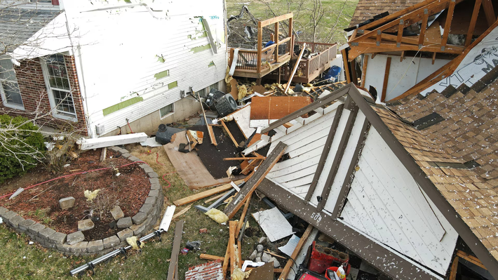 Cảnh tan hoang sau khi bão đi qua ở Florissant, Missouri, ngày 15/3. Ảnh: Reuters.