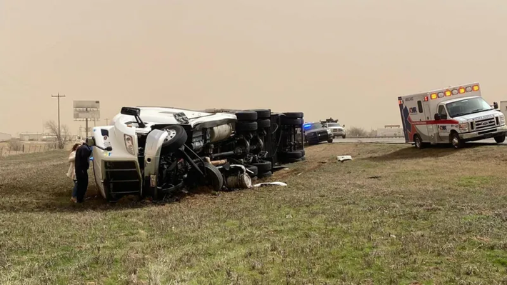 Nhiều chiếc xe bị lật trên đường ở Oklahoma. Ảnh: BBC.