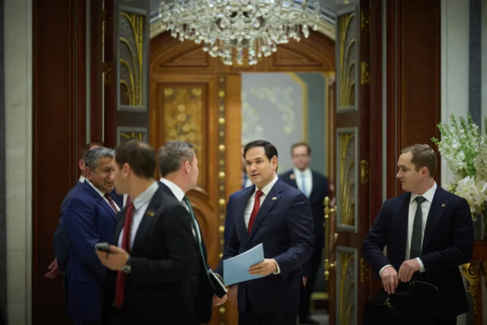 Sau cuộc đàm phán tại Ả Rập Xê Út, Mỹ và Ukraine đã đạt được thỏa thuận, trong đó Ukraine sẵn sàng chấp thuận đề xuất ngừng bắn trong 30 ngày (với Nga) và Washington sẽ nối lại viện trợ quân sự cho Kiev cũng như chia sẻ thông tin tình báo với Ukraine. Ảnh: Reuters.