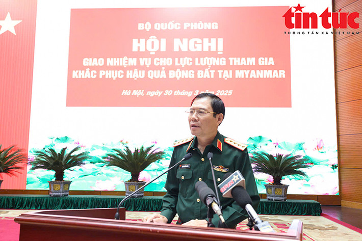Trước đó, tại Bộ Quốc phòng, đã diễn ra buổi gặp mặt, giao nhiệm vụ cho đoàn công tác trước khi xuất phát. Nhiều quân nhân trong đoàn đã từng trực tiếp tham gia hỗ trợ khắc phục hậu quả động đất tại Thổ Nhĩ Kỳ năm 2023. Đại tướng Nguyễn Tân Cương, Tổng Tham mưu trưởng, Thứ trưởng Bộ Quốc phòng giao nhiệm vụ cho các sĩ quan, quân nhân trước giờ lên đường sang Myanmar.