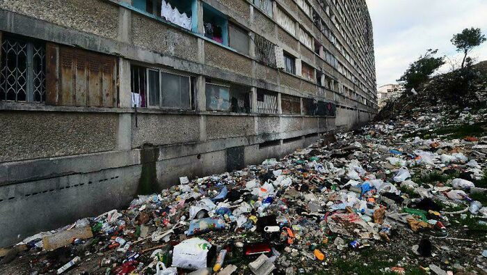 Một lượng rác thải kinh hoàng đằng sau một tòa nhà chung cư ở Marseille, Pháp.