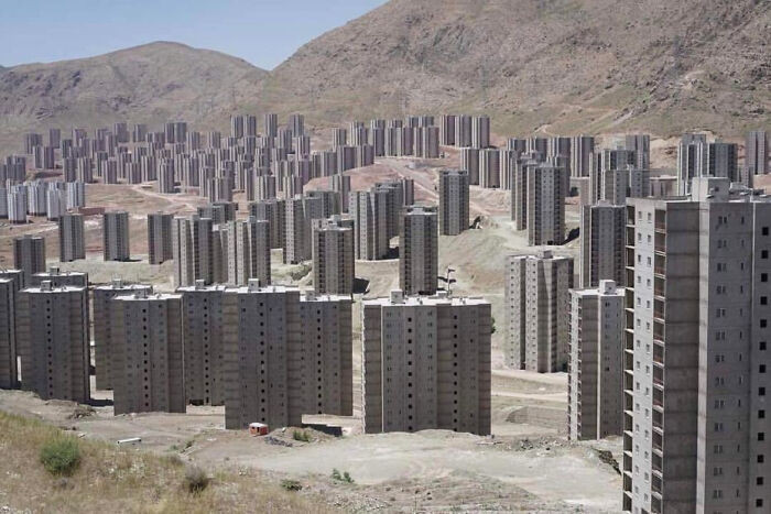 Những tòa chung cư bỏ hoang ở Tehran, Iran.