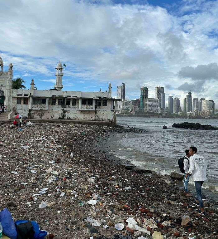 Một bãi biển ở Mumbai, Ấn Độ.