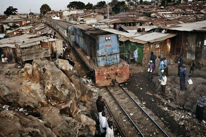 Đoàn tàu chạy qua một khu dân cư ở Nairobi, Kenya.