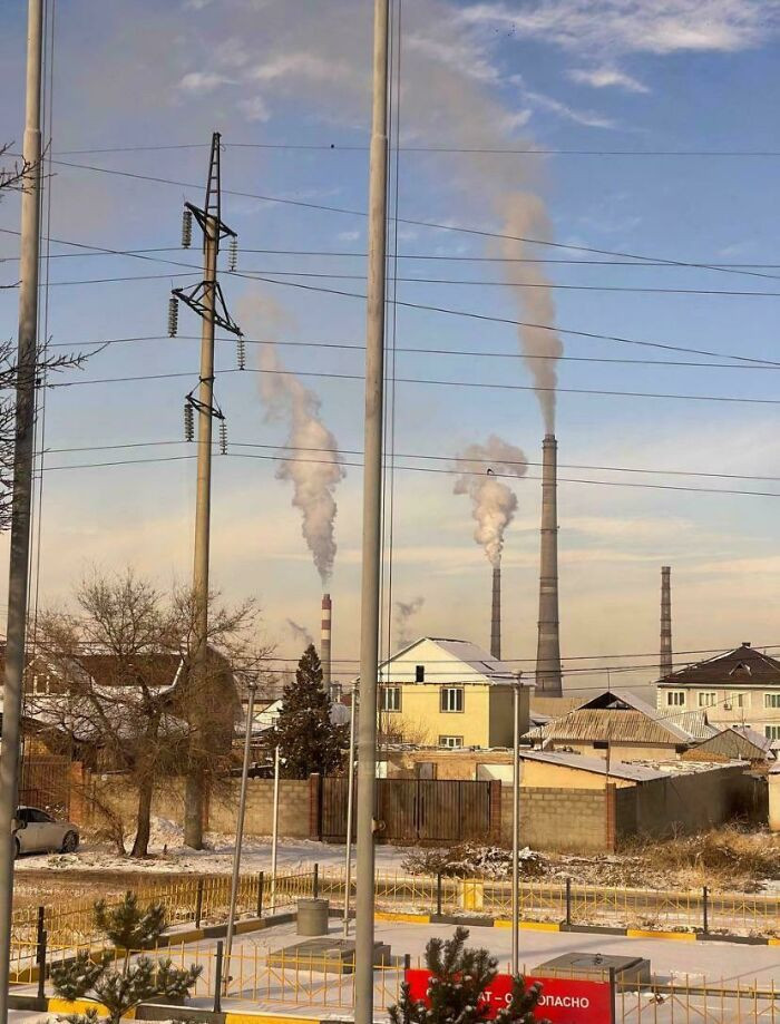 "Khung cảnh nhìn từ nhà bạn tôi ở Bishkek, Kyrgyzstan", người đăng bức ảnh này viết.