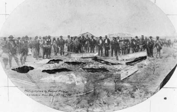 Sau khi đào bới xung quanh khu đất, các điều tra viên đã tìm thấy ít nhất 11 thi thể. Ảnh: Kansas Historical Society.