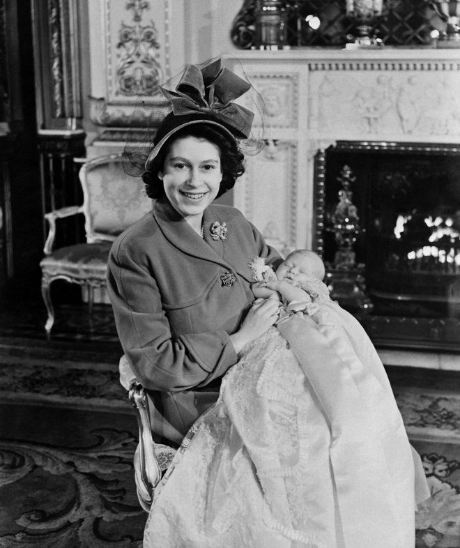 Vua Charles III sinh ngày 14/11/1948 tại Cung điện Buckingham, London, Anh. Ảnh: Nữ hoàng Elizabeth II chụp ảnh cùng con trai, Charles, vào năm 1948. Ảnh: Intercontinentale.