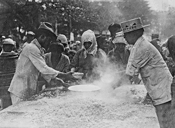 Những người sống sót sau động đất nhận gạo tại công viên Shita, Tokyo, Nhật Bản, nhiều năm trước.