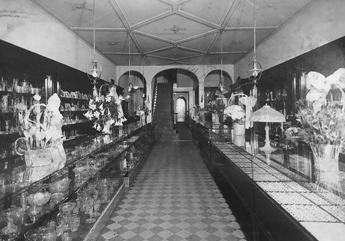 Bức ảnh hiếm này chụp một cửa hàng trang sức trên thế giới vào năm 1922. (Nguồn ảnh: BP)