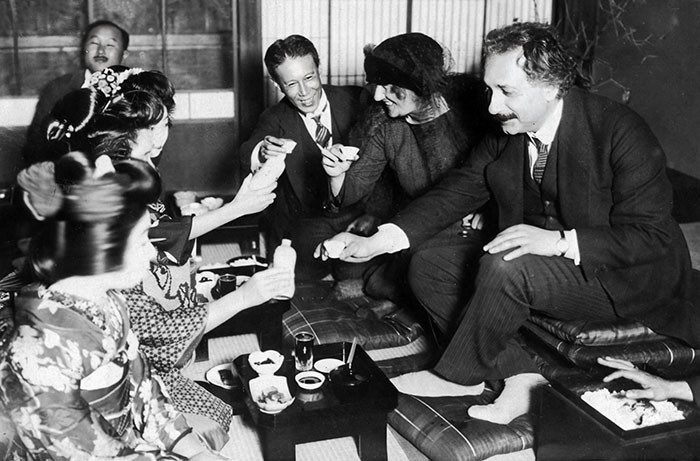 Nhà vật lý Albert và vợ, bà Elsa Einstein, ở Nhật Bản năm 1922.