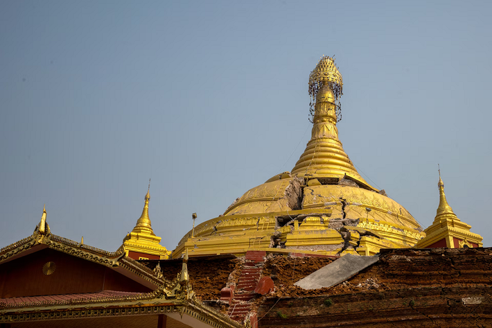 Một ngôi chùa bị hư hại trong trận động đất ở Mandalay.