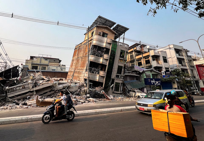 Hoạt động tìm kiếm cứu hộ vẫn đang diễn ra khẩn trương sau trận động đất ở Myanmar hôm 28/3. (Nguồn ảnh: Reuters)