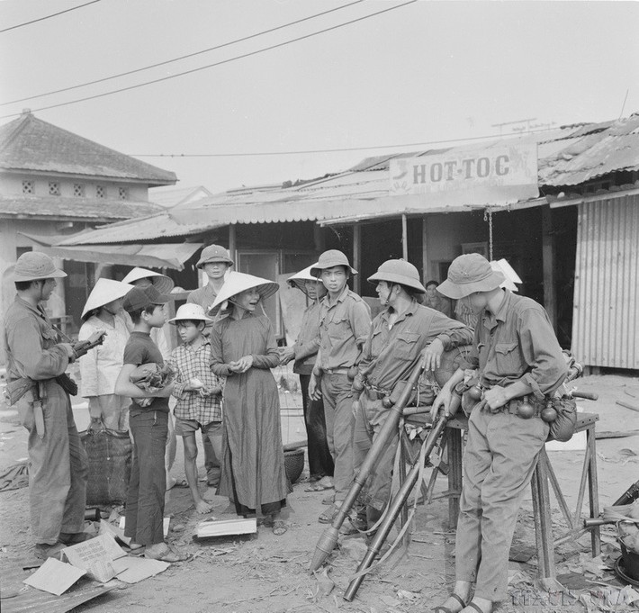 10 giờ 30 phút ngày 25/3/1975, quân ta cắm cờ chiến thắng trên đỉnh Phu Văn Lâu. Thành phố Huế được giải phóng. Trong ảnh: Đồng bào Huế vui mừng gặp lại những người con vào giải phóng quê hương. Ảnh: Lâm Hồng Long - TTXVN
