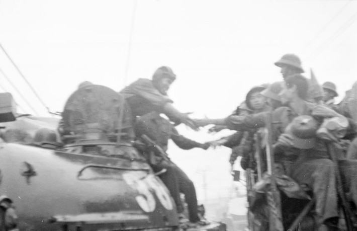 Bộ binh và xe tăng quân Giải phóng tiến vào giải phóng Đà Nẵng (29/3/1975). Ảnh: Hoàng Giang - TTXVN