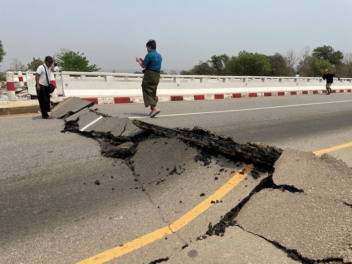 Cây cầu bị hư hại trên đường cao tốc Naypyidaw-Yangon ở Myanmar. Ảnh: EPA.