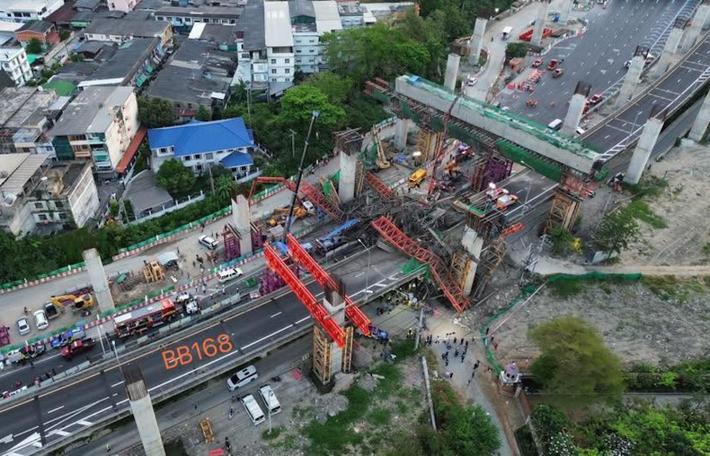 Bangkok Post đưa tin, vụ sập dầm bê tông cầu cao tốc xảy ra tại quận Chom Thong, Bangkok, vào khoảng 1h48 sáng 15/3 (giờ địa phương). Ảnh: BP.