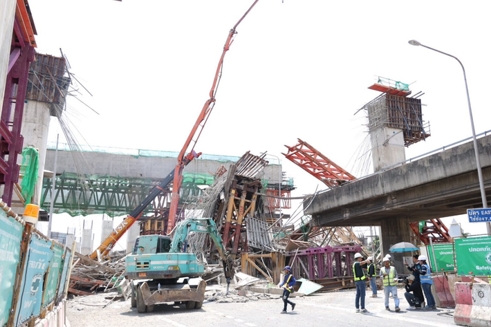 Đường Chom Thong gần đó đã bị đóng cửa tạm thời để phục vụ hoạt động cứu hộ. Ảnh: Khaosod.