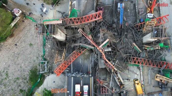 Một công nhân tại hiện trường cho biết đã nghe thấy tiếng động lớn phát ra từ công trình trước khi nó đổ sập trong lúc đổ bê tông để nối các cột. Ảnh: Khaosod.