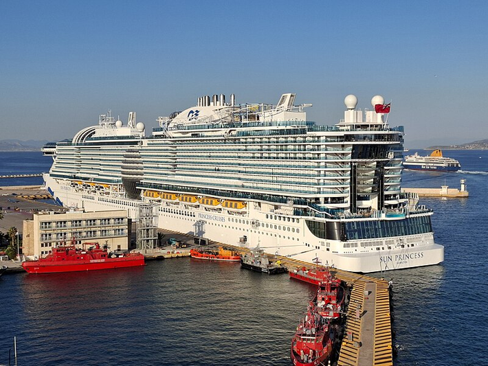 Các công ty cạnh tranh nhau để trở thành doanh nghiệp có đội tàu bền vững nhất. Princess Cruises, công ty sở hữu du thuyền Sun Princess, chắc hẳn là "người dẫn đầu" trong cuộc đua chứng chỉ sinh thái. Ảnh: Wikipedia.