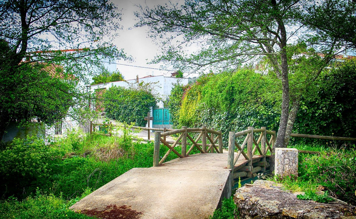 Cây cầu gỗ độc đáo nối ngôi làng El Marco của Tây Ban Nha với ngôi làng Varzea Grande của Bồ Đào Nha. Ảnh: FB.