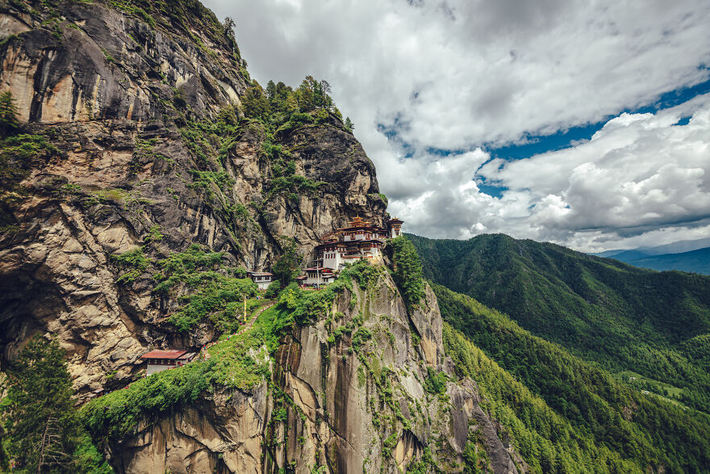 Bhutan còn được biết đến là "vương quốc hạnh phúc". Quốc gia này sở hữu nhiều phong cảnh thiên nhiên ấn tượng và cuộc sống của người dân nơi đây rất yên bình. Trong ảnh là tu viện Taktsang Palphug nằm cheo leo trên vách đá, cao 3.120 mét so với mực nước biển. (Nguồn ảnh: BP)