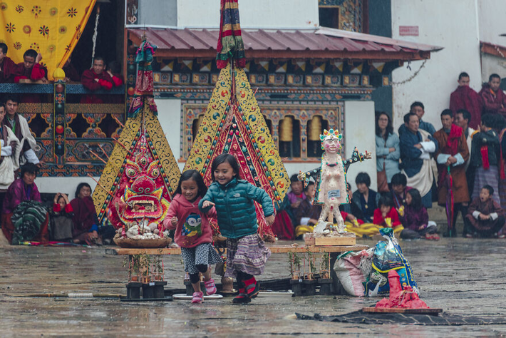 Mọi người tham gia một lễ hội ở Bhutan.