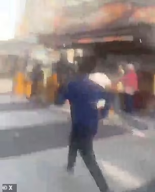 Những cảnh quay ghi lại vụ đâm xe cho thấy nhiều người dân hoảng loạn chạy khỏi hiện trường. Ảnh: X.